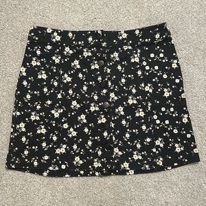 Floral print mini skirt, size 26.